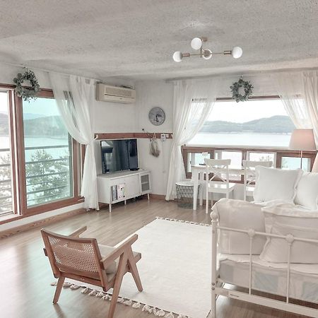 Country House Exclamation Mark & Comma Namhae Exterior photo