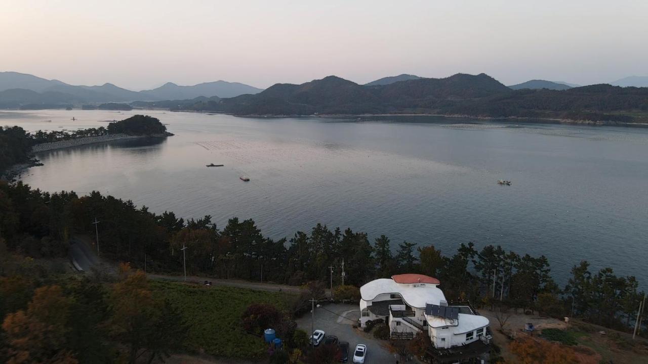 Country House Exclamation Mark & Comma Namhae Exterior photo