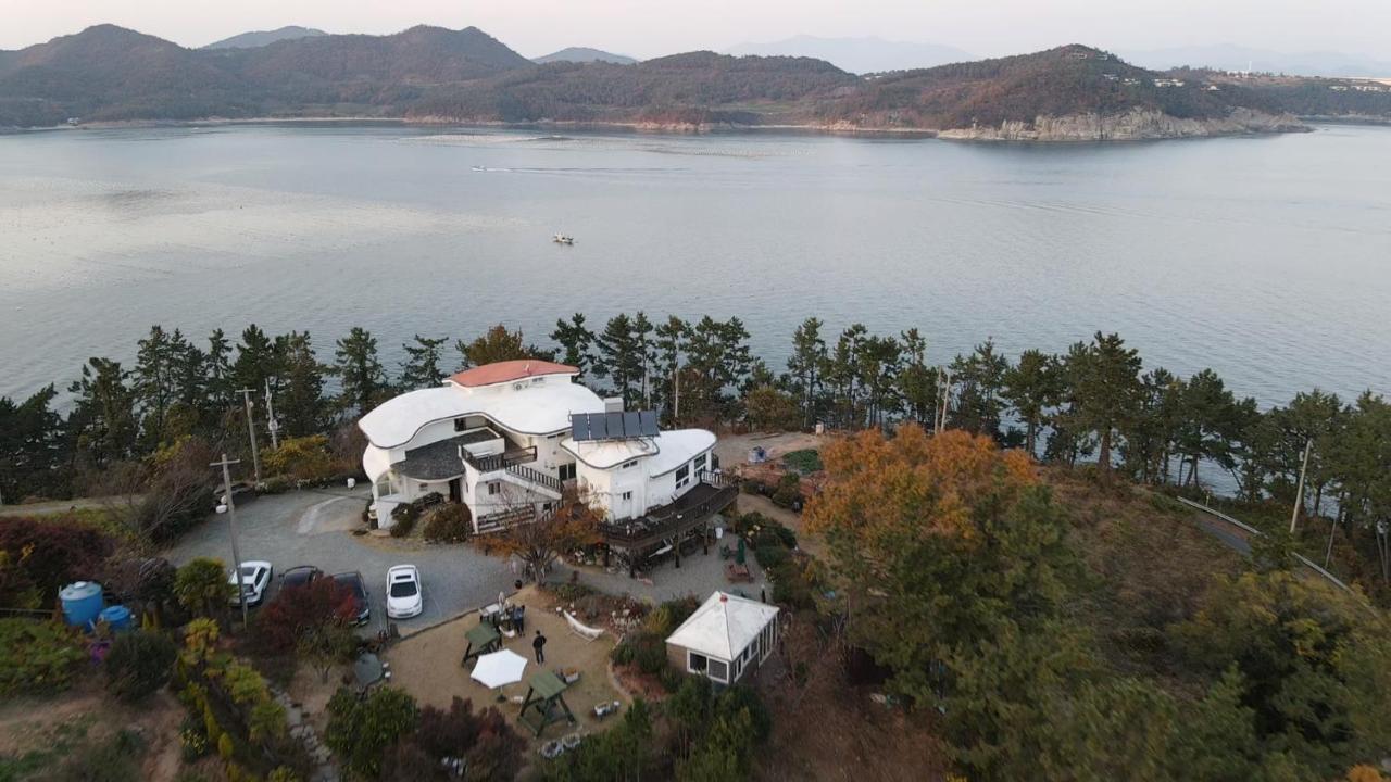 Country House Exclamation Mark & Comma Namhae Exterior photo