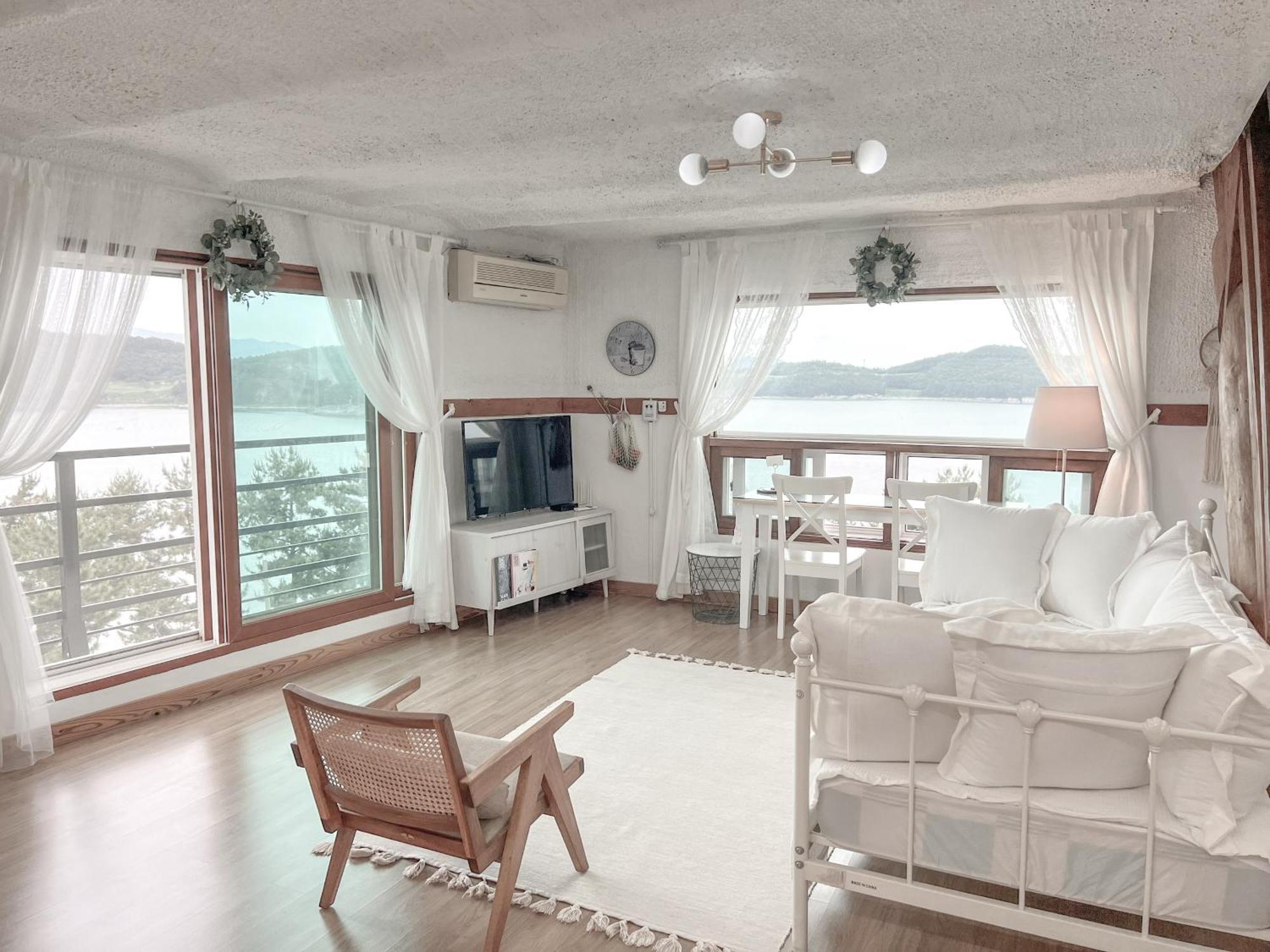 Country House Exclamation Mark & Comma Namhae Exterior photo
