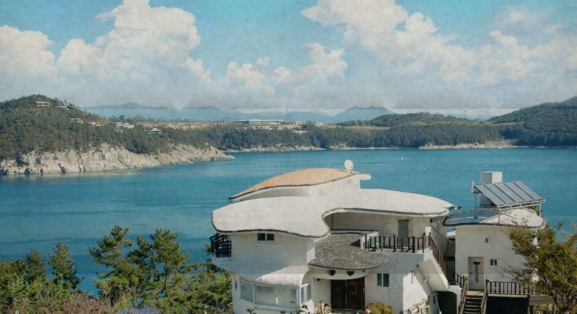 Country House Exclamation Mark & Comma Namhae Exterior photo