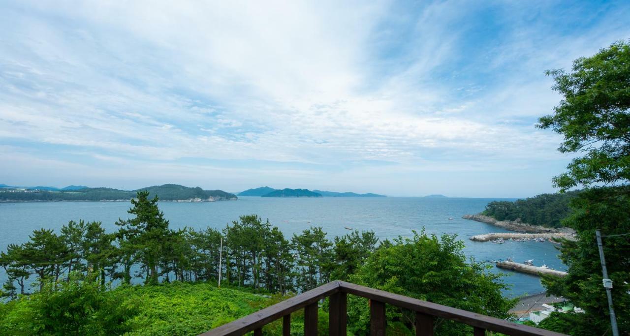 Country House Exclamation Mark & Comma Villa Namhae Exterior photo